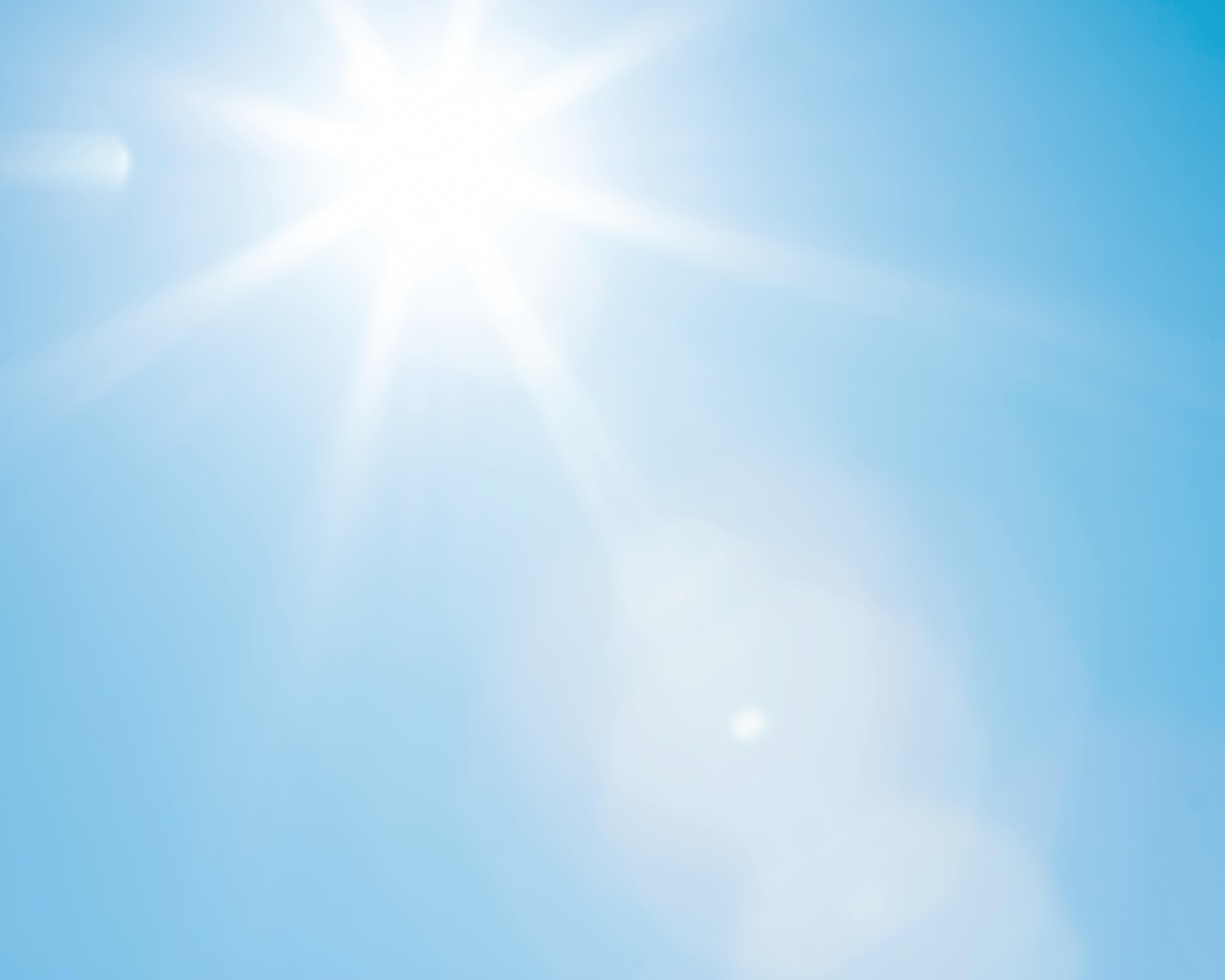 sterk sol på blå himmel som illustrerer uv stråling og risiko for solbrenthet i huden